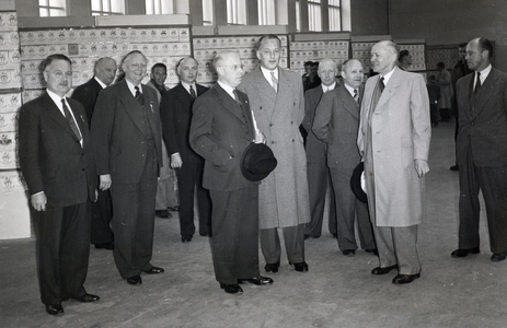 222032 Afbeelding van het bezoek van minister prof. dr. L.J.M. Beel van Binnenlandse Zaken aan de tentoonstelling De ...